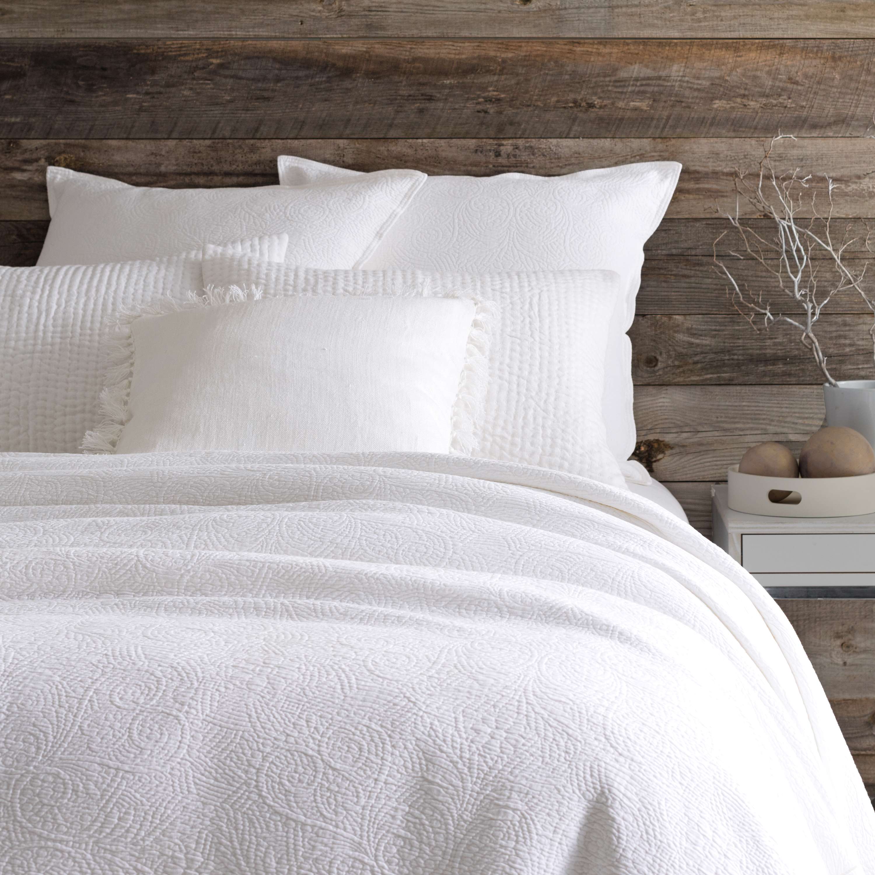 Elizabeth White Matelassé Coverlet Pine Cone Hill