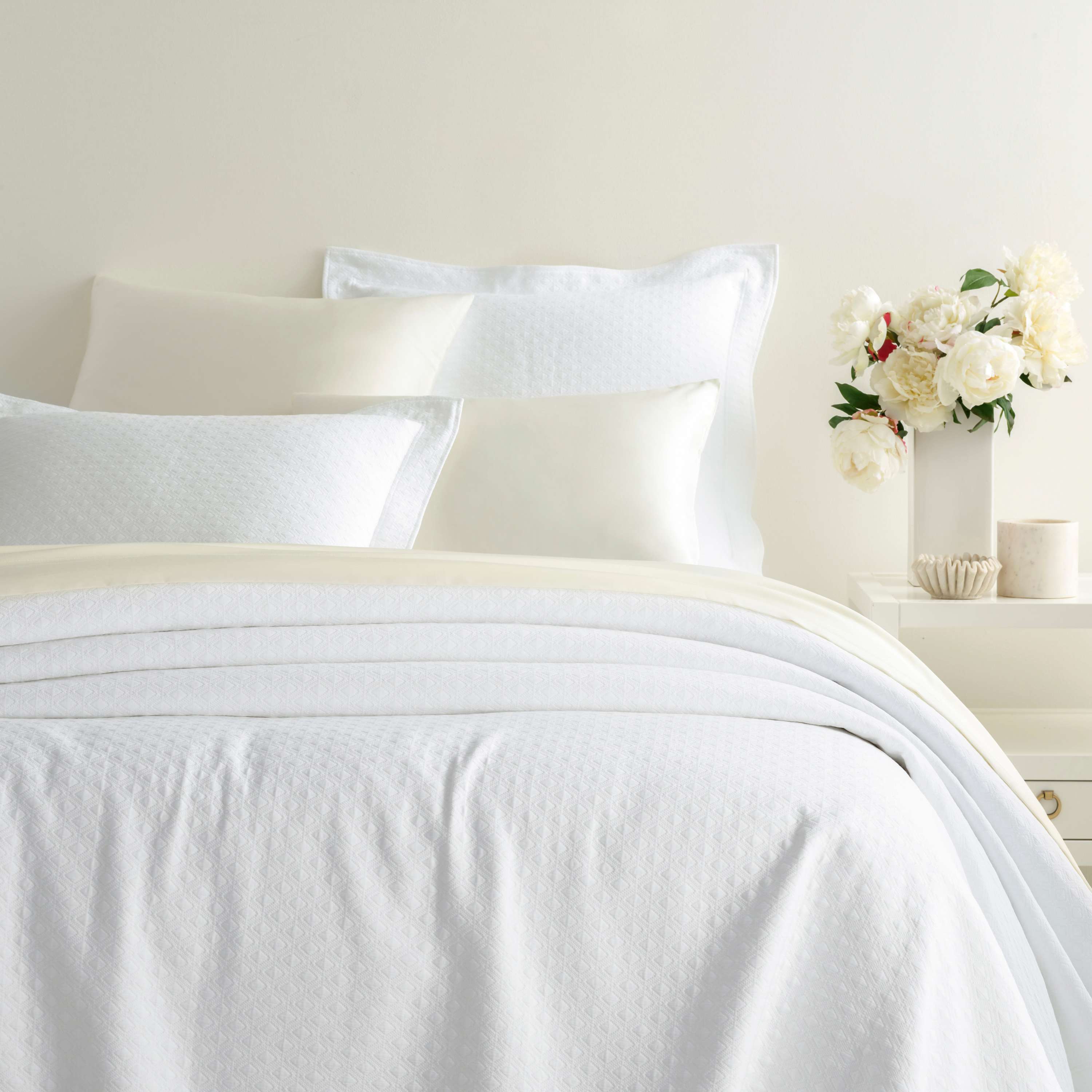 Arcadia White Matelasse Coverlet Pine Cone Hill