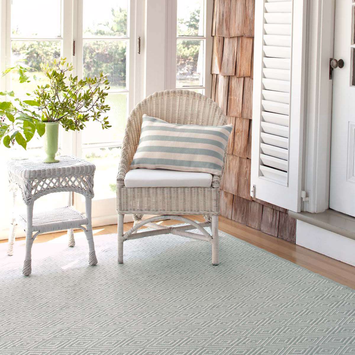 https://annieselke.scene7.com/is/image/FreshAmerican/DiamondLightBlueivoryIndooroutdoorRug_RDB163_beauty_1